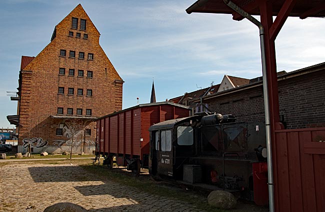 Rostock - Altes Lagerhaus und ekemaliger Güterzug am Stadthafen