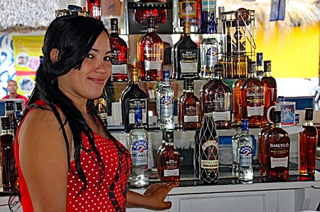 Dominikanische Republik - Animierdame in einer Bar am Car Wash in Punta Cana