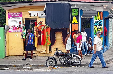 Dominikanische Republik - Ladenzeile in Higüey