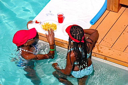 Dominikanische Republik - Hotelgäste mit Mahlzeit im Pool