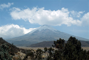Ecuador Quito Cotopaxi aus der Ferne