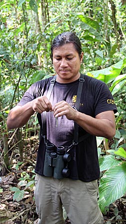 Ecuador - Rio Napo - Guide Fredy zeigt was man alles aus Palmen flechten kann