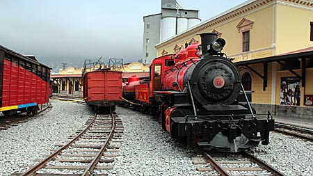 Ecuador - Tren Crucero - Museumslok am Bahnhof Chimbacalle imSüden Quitos kurz nach 7 Uhr