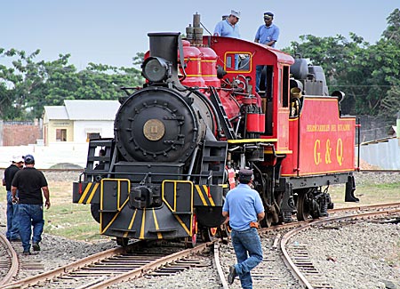 Ecuador - Tren Crucero - Auf der letzten Etappe wird noch einmal eine Dampflok eingesetzt