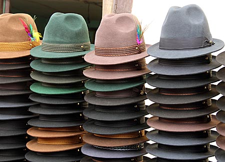 Ecuador - Hüte in allen Farben auf dem Markt von Guamote