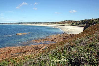 Jerseys Westküste. Blick Richtung Norden auf die St. Ouen’s Bay, den größten Strand der Insel (Radweg Nr. 1)