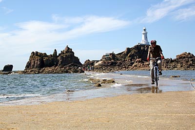 Der Corbière Leuchtturm. Nur bei Ebbe kann man hinüber. Hier steigt die Flut schon an, also schnell weg. Jersey hat den zweithöchsten Tidehub der Welt (12 m)