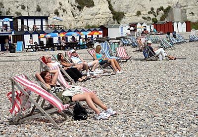 Jurassic Coast - Beer - West und East Beach laden Sonnenliegen zu einer vom Meeresrauschen begleiteten Pause am Kiesstrand ein