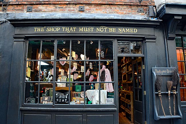 England - Way of the Roses - „The Shop That Must Not Be Named“ in York