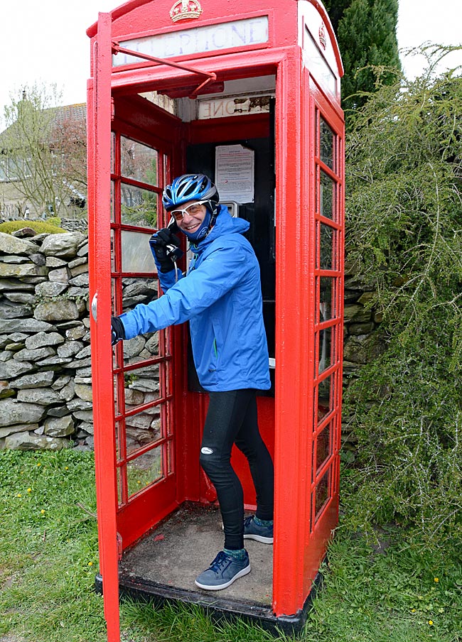 England - Way of the Roses - Typisch britische Telefonzelle in Austwick