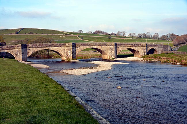 England - Way of the Roses - Steinerne Brücke mit fünf Bögen über den Fluss Wharfe in Burnsall