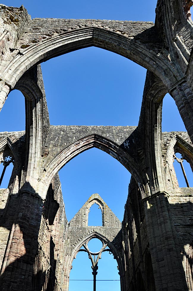 Wales - Gotische Bögen in Tintern Abbey