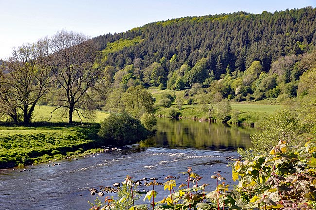 Wales - Munter plätschert der Fluss Wye dahin