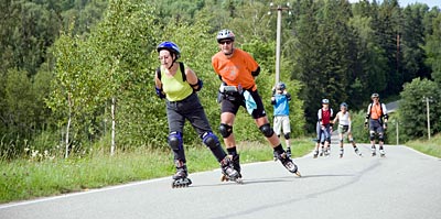 Estland - Inlineskater auf einer Landstraße