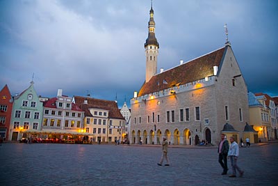 Estland - Tallinn - mittelalterliches Rathaus in der Abenddämmerung