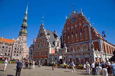 Lettland - Riga - Schwarzhäupterhaus am Domplatz, links der Dom St. Petri