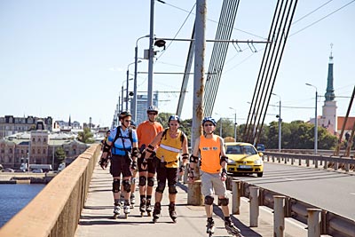 Lettland - Inlineskater in Riga  auf der Vansu Tits (Brücke) über die Daugava