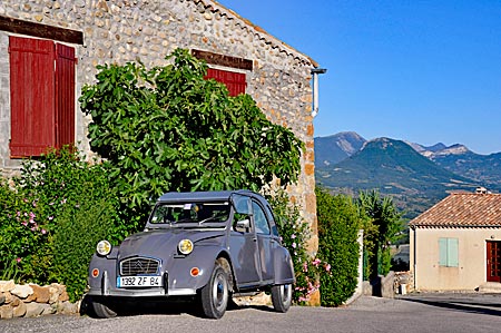 Döschewo im Bergdorf Upaix geparkt, mit Alpenpanorama. Hautes-Alpes, Provence, Frankreich