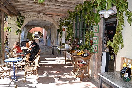 Frankreich - Gasgogne - In den Arkaden am Platz in Labastide findet man wieder Geschäfte und Lokale