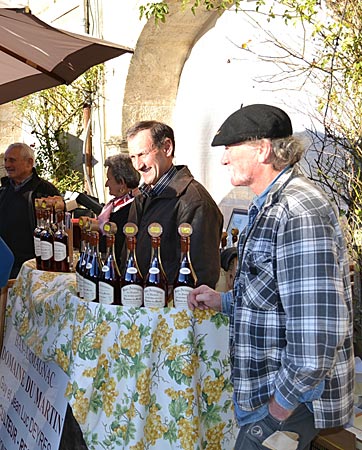 Frankreich - Gascogne - Einer von 20: An den Armagnac-Ständen auf dem Fest in Labastide darf probiert werden