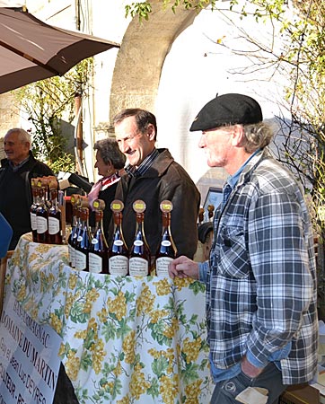 Frankreich - Gascogne - Einer von 20: An den Armagnac-Ständen auf dem Fest in Labastide darf probiert werden