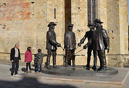 Frankreich - Gascogne - Überlebensgroß: An der Kathedrale von Condom ehrt ein Denkmal die Musketiere