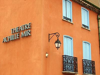 Frankreich - Fassade des Theaters Achille Mir in Cucugnan