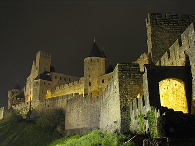 Frankreich - Festungsmauern von Carcassonne bei Nacht