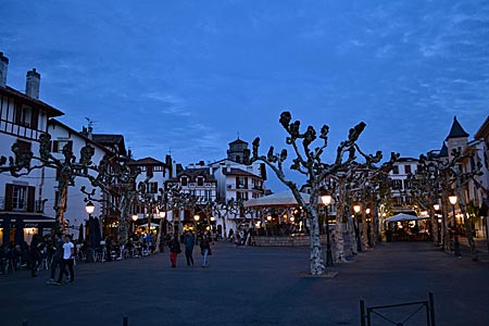 Frankreich - Baskenland - Aperitif unter Platanen: Nachsaison in Saint-Jean-de-Luz auf der Place Louis XIV