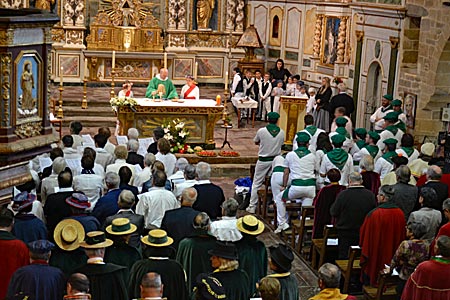 Frankreich - Baskenland - Nicht bierernst: Während eines Gottesdienstes, an dem befreundete Bruderschaften teilnehmen, werden ausgewählte Pfefferschoten (vor dem Altar) getauft