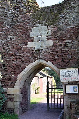 Frankreich - Bretagne - Tor zum Schloss von Comper