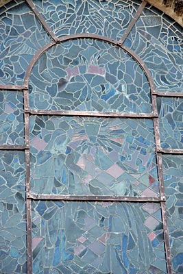 Frankreich - Bretagne - Darstellung der Tafelrunde und Gral auf Fenster der Dorfkirche
