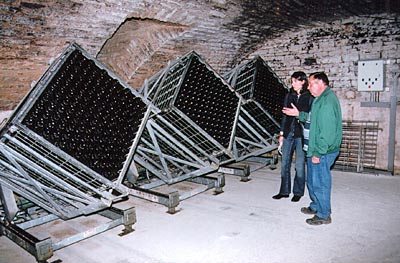 Frankreich - Champagne - Das Geheimnis der Vierteldrehung: In den Kellern von Guy Morize in Les Riceys werden die Champagnerflaschen maschinell gedreht