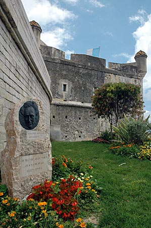 Frankreich - Cote d'Azur - Gedenkstein an Jean Cocteau an der Hafenbastion in Menton