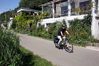 Frankreich - An der Eurovelo 6 hinter Rochefort-sur-Nenon, blumengeschmückte Häuschen