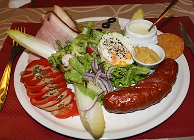 Frankreich - Spezialitätenteller (Assiette régionale) der Franch Comté mit Morteau- oder Montbeliard?-Wurst, Räucherschinken etc. im Restaurant „L’Horloge“, Montbéliard