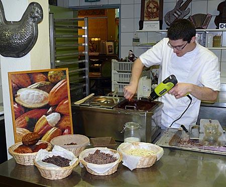 Frankreich - Elsass - Gewusst wie: Mathieu Schmitt, Chocolatier im Schokoladenmuseum,  verflüssigt die Schokolade mit einem Fön