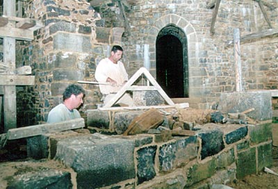 Frankreich - Guedelon - Maurer