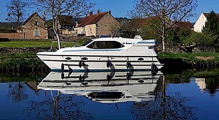 Frankreich - Hausboot auf dem Canal du Nivernais