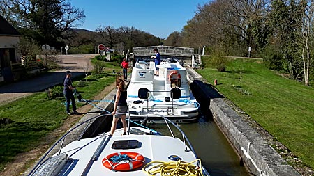 Frankreich - auf dem Canal du Nivernais in Tannay