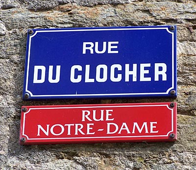 Frankreich - Limousin - zweifarbige Staßenschilder in Saint-Léonard-de-Noblat