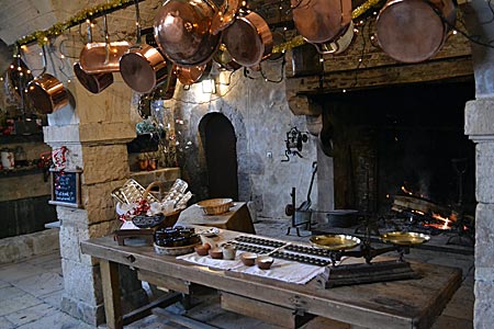 Frankreich - Loire Schloss - Warten auf die Madeleines: die Schlossküche von La-Ferté-Saint-Aubin vor dem Arbeitsbeginn