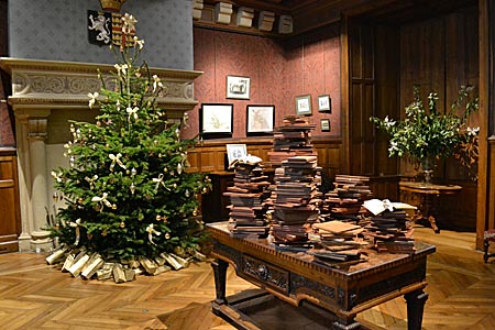 Frankreich - Loire Schloss Azay-Le-Rideau - Anknabbern verboten: Weihnachtsinszenierung im Schloss mit Bücherstapeln aus Schokolade