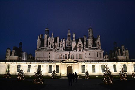 Frankreich - Loire Schlösser - Majestätisch: Kleine Bäume vor gewaltiger Kulisse, Schloss Chambord am Abend