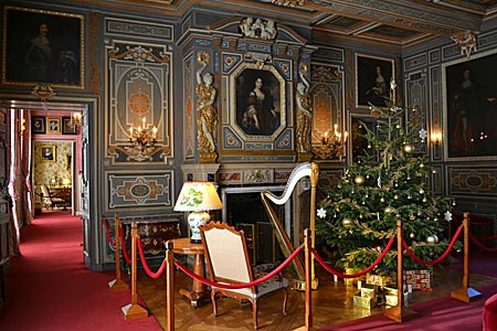 Frankreich - Loire Schlösser - Weihnachten bei der Gräfin von Cheverny (Porträt über dem Kamin): Inszenierung im Großen Salon des Schlosses