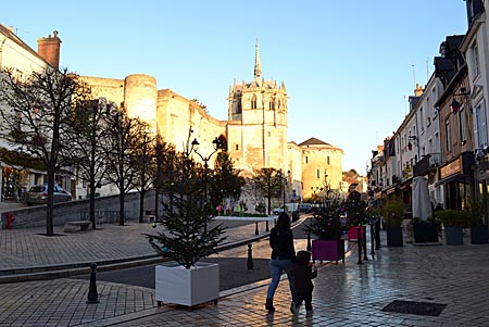 Frankreich - Loire Schlösser - Blick aus der Altstadt von Amboise zur Hubertuskapelle (mit dem Grab Leonardo da Vincis) auf dem Schlossgelände