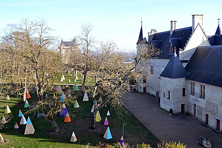 Frankreich  Loire Schlösser - Bunt statt Grün: Holz-Weihnachtsbäume als Hingucker auf der Wiese am Schloss von Chinon