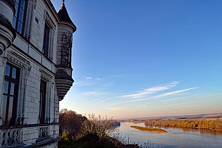 Frankreich - Loire Schlösser - Keine Staudämme, keine Schleusen: Die Loire, hier am Château Chaumont, sucht sich ihren Lauf noch selbst