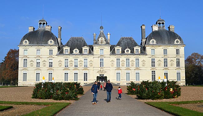 Frankreich - Loire Schlösser - Strahlend: Gegen die Tuffsteinfassade des Schlosses von Cheverny hat der Adventskranz keine Chance