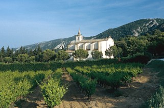 Frankreich Luberon Kirche Maubec